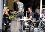 Amsterdam 21 augustus 2013
Patricia Paay met een kennis op terras.
Peter Smulders bv