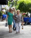 Amsterdam 31 augustus 2013
Patricia Paay gaat luncen met haar moeder zus Yvonne Keeley en Roxy paay bij de joffers.