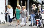 Amsterdam 31 augustus 2013
Patricia Paay gaat luncen met haar moeder zus Yvonne Keeley en Roxy paay bij de joffers.