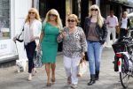Amsterdam 31 augustus 2013
Patricia Paay gaat luncen met haar moeder zus Yvonne Keeley en Roxy paay bij de joffers.