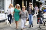Amsterdam 31 augustus 2013
Patricia Paay gaat luncen met haar moeder zus Yvonne Keeley en Roxy paay bij de joffers.