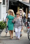 Amsterdam 31 augustus 2013
Patricia Paay gaat luncen met haar moeder zus Yvonne Keeley en Roxy paay bij de joffers.