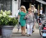 Amsterdam 31 augustus 2013
Patricia Paay gaat luncen met haar moeder zus Yvonne Keeley en Roxy paay bij de joffers.