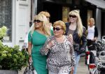 Amsterdam 31 augustus 2013
Patricia Paay gaat luncen met haar moeder zus Yvonne Keeley en Roxy paay bij de joffers.