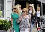 Amsterdam 31 augustus 2013
Patricia Paay gaat luncen met haar moeder zus Yvonne Keeley en Roxy paay bij de joffers.