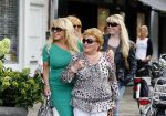 Amsterdam 31 augustus 2013
Patricia Paay gaat luncen met haar moeder zus Yvonne Keeley en Roxy paay bij de joffers.