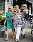 Amsterdam 31 augustus 2013
Patricia Paay gaat luncen met haar moeder zus Yvonne Keeley en Roxy paay bij de joffers.