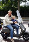Amsterdam 31 augustus 2013
Patrick Huisman met zoontje op vespa scooter
