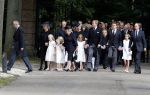 Lage Vuursche 16 augustus 2013
Begrafenis Prins Friso bij de stulpkerk in Lage Vuursche. De hele koninklijke familie was Aanwezig. Prinses Mabel met dochters en Prinses Beatrix . Koning Willem Alexander Maxima Ariane Alexia Amalia
Peter Smulders bv