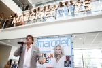 Hoofddorp 29 augustus 2013
Presentatie van de Margriet met Natasja Foger als hoofdredaktrice.
Leontine v d Bos de reguliere hoofdredaktrice geeft aar het eerste exemplaar en Rene Froger zingt voor Natasja bij sanoma uitgevers