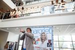 Hoofddorp 29 augustus 2013
Presentatie van de Margriet met Natasja Foger als hoofdredaktrice.
Leontine v d Bos de reguliere hoofdredaktrice geeft aar het eerste exemplaar en Rene Froger zingt voor Natasja bij sanoma uitgevers