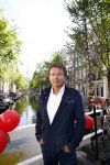 Amsterdam 27 augustus 2013
Robert ten Brink voor all you need is love op de slotjesbrug in Amsterdam.
Peter Smulders bv