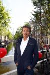 Amsterdam 27 augustus 2013
Robert ten Brink voor all you need is love op de slotjesbrug in Amsterdam.
Peter Smulders bv