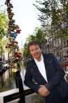 Amsterdam 27 augustus 2013
Robert ten Brink voor all you need is love op de slotjesbrug in Amsterdam.
Peter Smulders bv