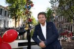 Amsterdam 27 augustus 2013
Robert ten Brink voor all you need is love op de slotjesbrug in Amsterdam.
Peter Smulders bv