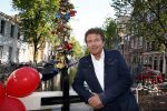 Amsterdam 27 augustus 2013
Robert ten Brink voor all you need is love op de slotjesbrug in Amsterdam.
Peter Smulders bv
