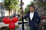 Amsterdam 27 augustus 2013
Robert ten Brink voor all you need is love op de slotjesbrug in Amsterdam.
Peter Smulders bv