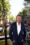 Amsterdam 27 augustus 2013
Robert ten Brink voor all you need is love op de slotjesbrug in Amsterdam.
Peter Smulders bv