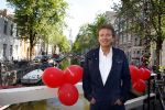 Amsterdam 27 augustus 2013
Robert ten Brink voor all you need is love op de slotjesbrug in Amsterdam.
Peter Smulders bv