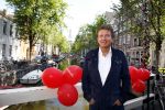 Amsterdam 27 augustus 2013
Robert ten Brink voor all you need is love op de slotjesbrug in Amsterdam.
Peter Smulders bv