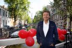 Amsterdam 27 augustus 2013
Robert ten Brink voor all you need is love op de slotjesbrug in Amsterdam.
Peter Smulders bv