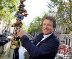Amsterdam 27 augustus 2013
Robert ten Brink voor all you need is love op de slotjesbrug in Amsterdam.
Peter Smulders bv