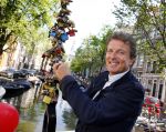 Amsterdam 27 augustus 2013
Robert ten Brink voor all you need is love op de slotjesbrug in Amsterdam.
Peter Smulders bv