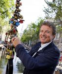 Amsterdam 27 augustus 2013
Robert ten Brink voor all you need is love op de slotjesbrug in Amsterdam.
Peter Smulders bv