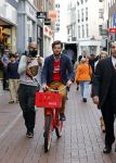 Amsterdam 14 augustus 2013
Ruud Feltkamp opent the concept store van Coca cola op de kalverstraat. Ben Saunders is ook aanwezig.
Peter Smulders bv