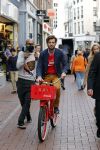 Amsterdam 14 augustus 2013
Ruud Feltkamp opent the concept store van Coca cola op de kalverstraat. Ben Saunders is ook aanwezig.
Peter Smulders bv