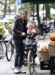Amsterdam 31 augustus 2013
Ruud en Aafke de Wild met hun kinderen boodschappen aan het doen op de fiets.