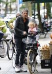 Amsterdam 31 augustus 2013
Ruud en Aafke de Wild met hun kinderen boodschappen aan het doen op de fiets.