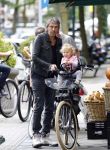 Amsterdam 31 augustus 2013
Ruud en Aafke de Wild met hun kinderen boodschappen aan het doen op de fiets.