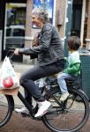 Amsterdam 31 augustus 2013
Ruud en Aafke de Wild met hun kinderen boodschappen aan het doen op de fiets.