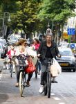 Amsterdam 31 augustus 2013
Ruud en Aafke de Wild met hun kinderen boodschappen aan het doen op de fiets.