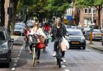 Amsterdam 31 augustus 2013
Ruud en Aafke de Wild met hun kinderen boodschappen aan het doen op de fiets.