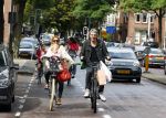 Amsterdam 31 augustus 2013
Ruud en Aafke de Wild met hun kinderen boodschappen aan het doen op de fiets.