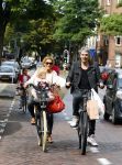 Amsterdam 31 augustus 2013
Ruud en Aafke de Wild met hun kinderen boodschappen aan het doen op de fiets.
