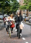 Amsterdam 31 augustus 2013
Ruud en Aafke de Wild met hun kinderen boodschappen aan het doen op de fiets.