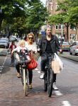Amsterdam 31 augustus 2013
Ruud en Aafke de Wild met hun kinderen boodschappen aan het doen op de fiets.