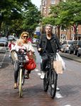 Amsterdam 31 augustus 2013
Ruud en Aafke de Wild met hun kinderen boodschappen aan het doen op de fiets.