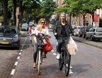 Amsterdam 31 augustus 2013
Ruud en Aafke de Wild met hun kinderen boodschappen aan het doen op de fiets.