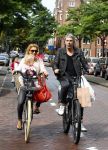 Amsterdam 31 augustus 2013
Ruud en Aafke de Wild met hun kinderen boodschappen aan het doen op de fiets.