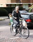 Amsterdam 31 augustus 2013
Ruud en Aafke de Wild met hun kinderen boodschappen aan het doen op de fiets.