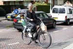 Amsterdam 31 augustus 2013
Ruud en Aafke de Wild met hun kinderen boodschappen aan het doen op de fiets.