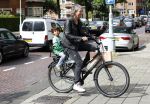 Amsterdam 31 augustus 2013
Ruud en Aafke de Wild met hun kinderen boodschappen aan het doen op de fiets.