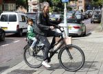Amsterdam 31 augustus 2013
Ruud en Aafke de Wild met hun kinderen boodschappen aan het doen op de fiets.