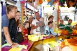 Hoorn 15 augustus 2013
Sonja Bakker met Jan Reus en alle kinderen op de kermis in Hoorn. Ook baby Bram is erbij.
Peter Smulders bv