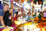 Hoorn 15 augustus 2013
Sonja Bakker met Jan Reus en alle kinderen op de kermis in Hoorn. Ook baby Bram is erbij.
Peter Smulders bv