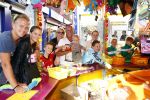 Hoorn 15 augustus 2013
Sonja Bakker met Jan Reus en alle kinderen op de kermis in Hoorn. Ook baby Bram is erbij.
Peter Smulders bv